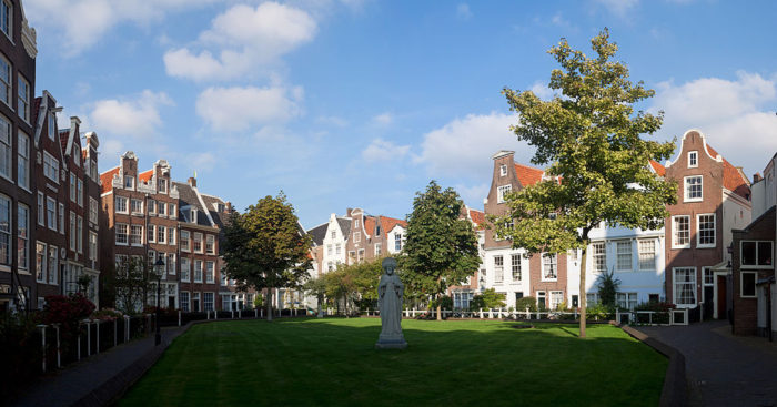 Cheap Amsterdam! It's possible! Tips from a local on cheap food, affordable lodging, and free/cheap activities in Amsterdam. Click through if you're planning a trip to Amsterdam! 