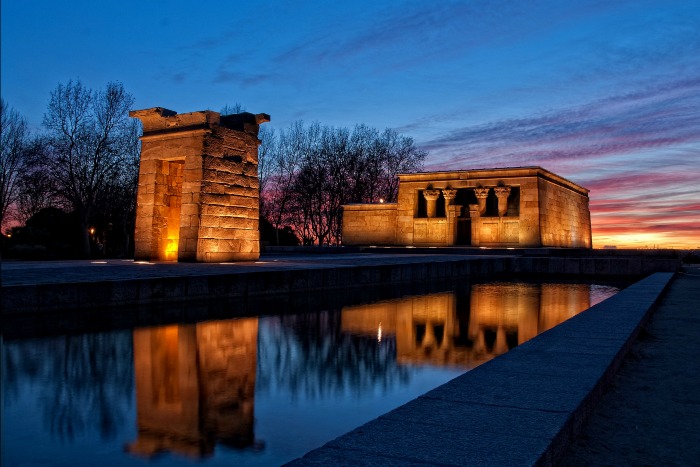 Is it possible to do Madrid on the cheap? Even though the American dollar is 84 cents to the Euro? Yes! Click through for local travel tips on cheap lodging, cheap food, and cheap things to do in Madrid!